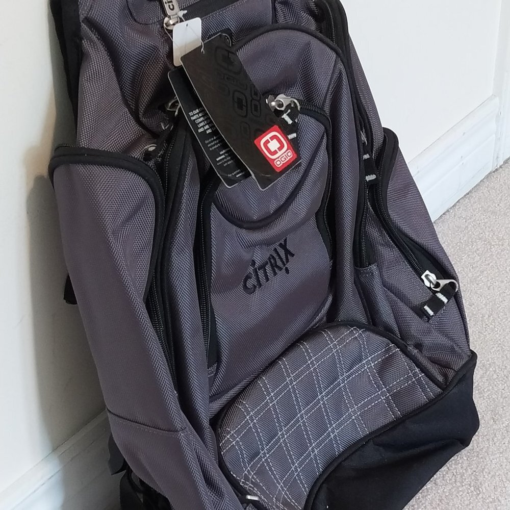 Laptop and tablet backpack / daypack - Ogio - new and impeccable - dark grey
